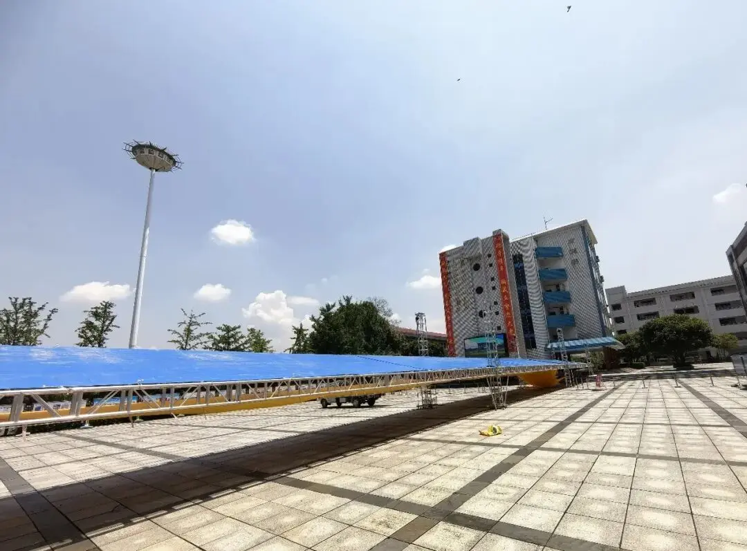 风雨长廊，静候青云客；望城二中，温暖护考路——中考前一天，我们在做什么？