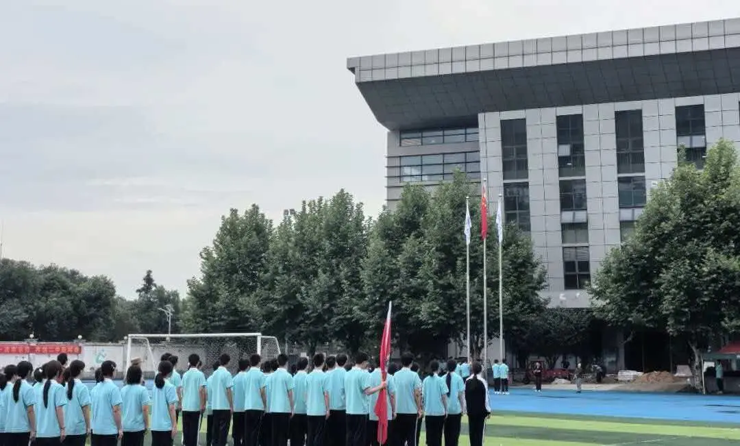 骄阳为证，汗水为墨——望城二中2026级高一新生军训总结表彰大会圆满落幕